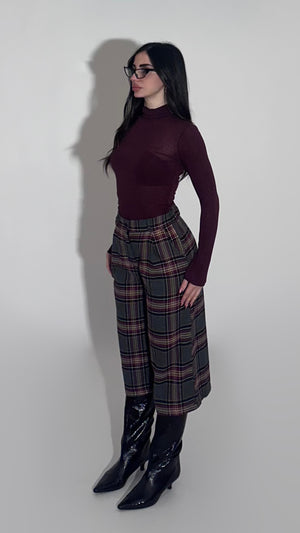 Semi-seen turtleneck burgundy sweater